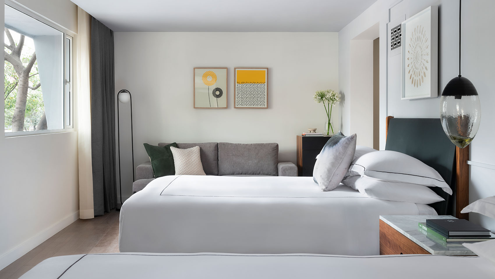 virgilio king guestroom with art